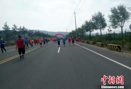 三千余名选手甘肃清水健步走奥运冠军助威倡全民健身