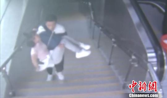 女子地铁站晕倒在地海军战士出手相救送其就医