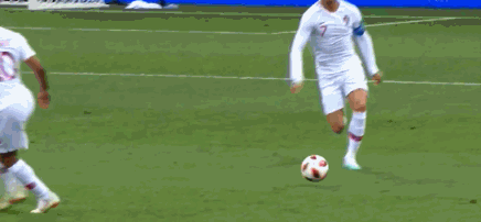 gif-以小博大!托雷拉撞翻c罗犯规