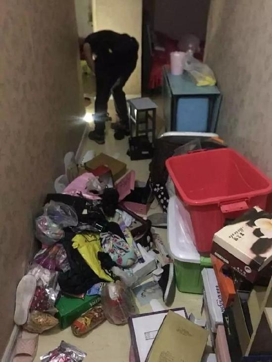 女子报警家中被盗 警察从地上的金鱼发现事情真相