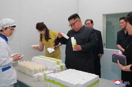 金正恩视察新义州化妆品厂。（朝中社）