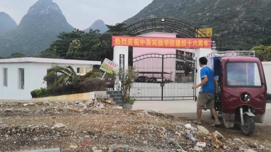 小学保安连续猥亵2名幼童 摸裆亲脸还把手伸进裙底