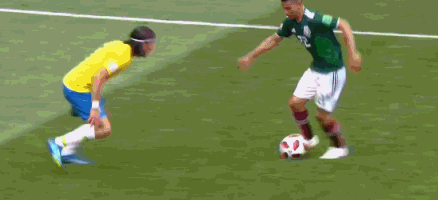 gif-墨西哥大将现神级停球 突破传中造险情