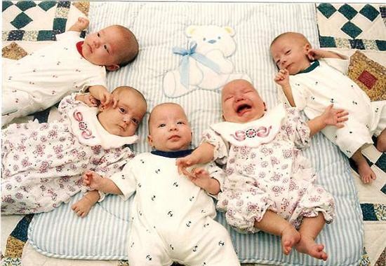 美五胞胎兄妹同所大学毕业 靠打工和贷款完成学业