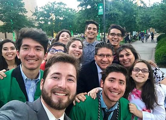 美五胞胎兄妹同所大学毕业 靠打工和贷款完成学业