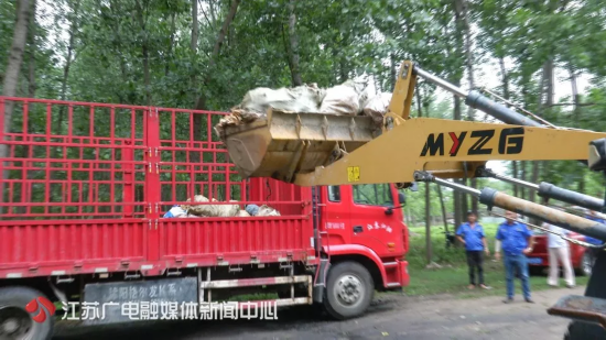 神秘小院传恶臭地上堆满骨头 有人在这办起黑作坊