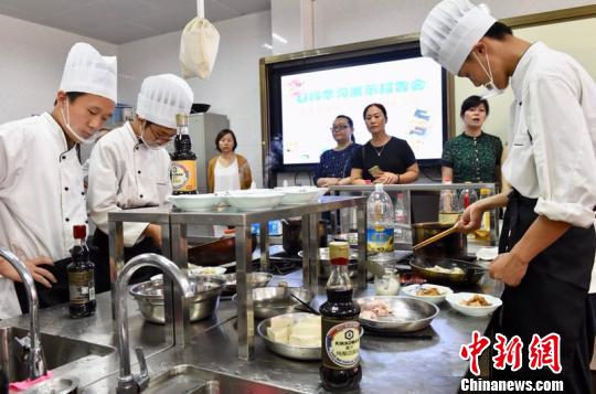 上海职校举办“亲子活动”以食文化助力中日友好交往