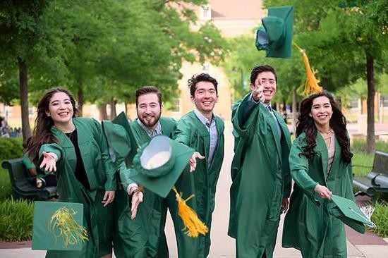 美五胞胎兄妹同所大学毕业 靠打工和贷款完成学业