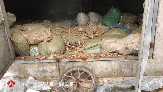 神秘小院传恶臭地上堆满骨头 有人在这办起黑作坊