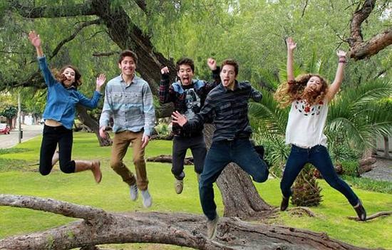 美五胞胎兄妹同所大学毕业 靠打工和贷款完成学业