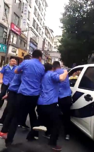 云南威信多名城管当街围殴一男子 5名城管被拘留