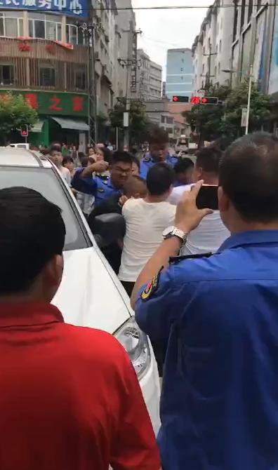 云南威信多名城管当街围殴一男子 5名城管被拘留