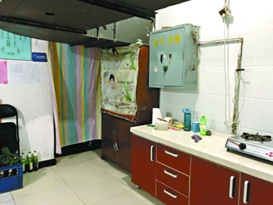 方庄芳城园三区15号楼地下室入口处的厨房已开始恢复使用。北京日报记者 孙戉 摄