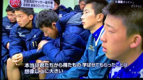 《最后的更衣室》片段，输掉比赛后的高中生们。
