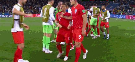 gif-破魔咒!凯恩捶地疯狂庆祝 教练组环绕仰天长啸