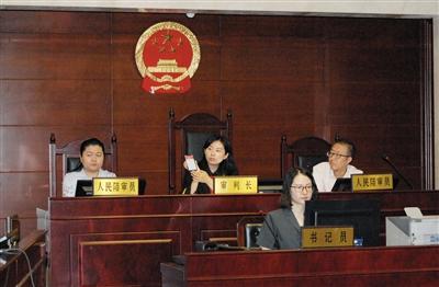 昨日上午,朝阳法院法官当庭展示使用亲密付的过程。法院供图