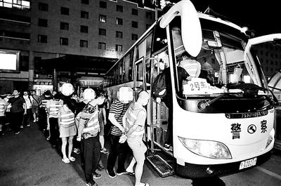 男子被人拉进炒黄金群 投60万赔光后发觉不对劲