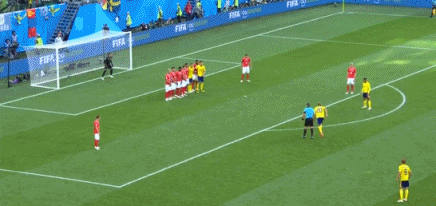gif-瑞典禁区线上定位球 托伊沃宁爆射被挡出