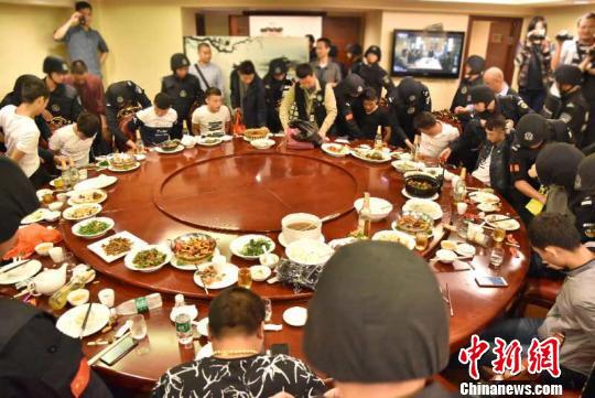 警方抓获嫌犯。 警方供图 摄