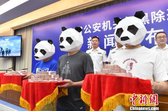 民众举报获奖励。 陈骥旻 摄