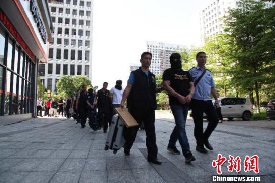 广东警方抓捕嫌犯。 警方供图 摄
