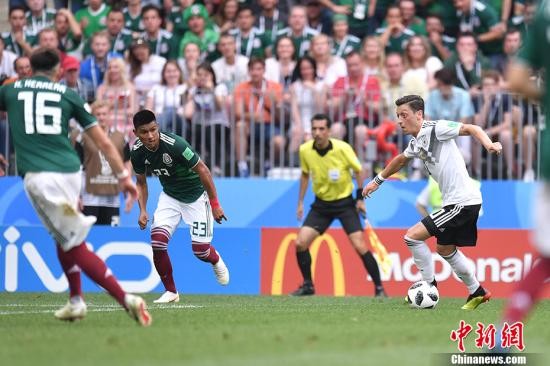 图为厄齐尔拿球。 <a target=\'_blank\' href=\'http://www.chinanews.com/\'><p class=