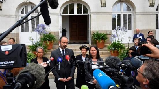 法国总理菲利普在南特接受媒体采访（法新社）