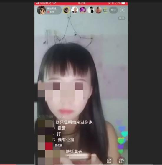 正在直播中报警的陈某萍。