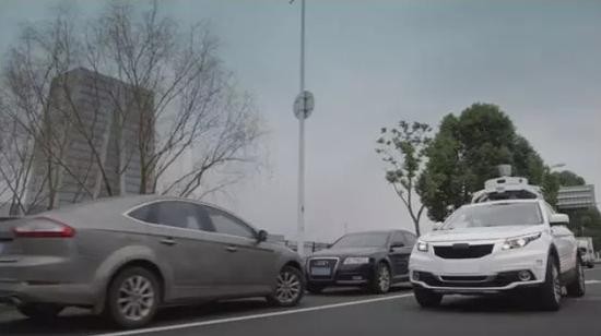 测试中的滴滴自动驾驶汽车（白色）