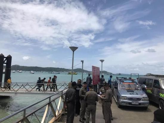 图为运送遗体。（泰国救援力量提供）