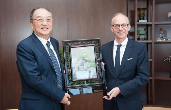 柳传志与卢森堡国际银行董事长Luc Frieden。来源:被访者供图
