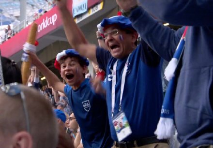 法国球迷挥舞法棍庆祝