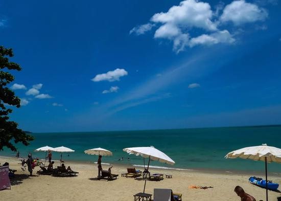 2012年8月1日，一群游客在泰国苏梅岛的海滩上休闲。（新华社记者刘潺摄）