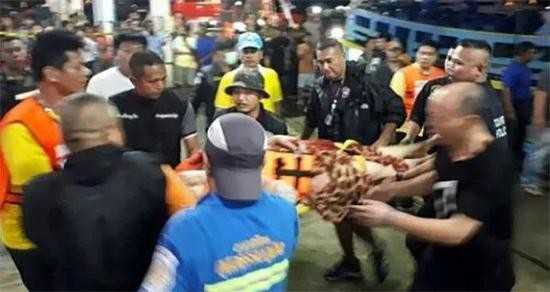 救援人员正在运送幸存者