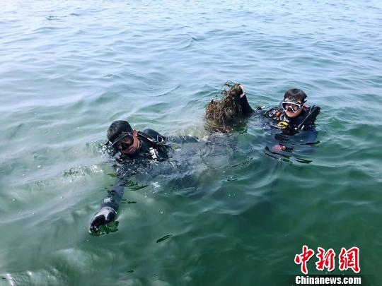 秦皇岛志愿者负重30公斤潜入海底清理近海垃圾