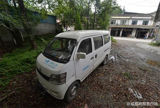 周宇家的面包车。