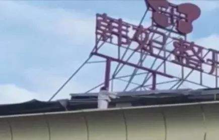 女子花9万整容结果鼻子下巴歪了 院方:你去跳楼啊