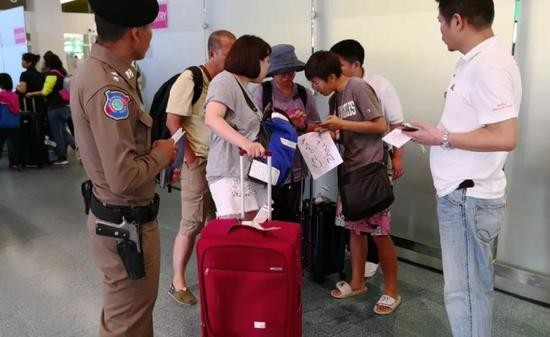 泰国旅游部工作人员、警方及中文志愿者正在协助刚刚抵达普吉机场的翻船事件人员家属。环球时报赴普吉特派记者 崔萌/摄