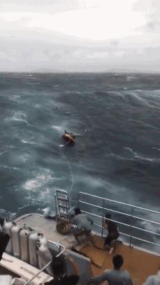 一条小船在风浪中等待救援。来源：@休睇GY