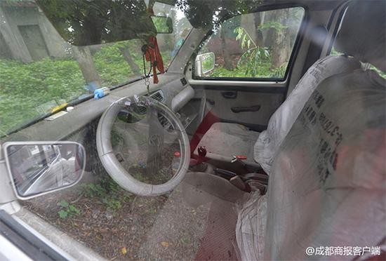 周宇家用蛇皮袋做椅背的面包车。