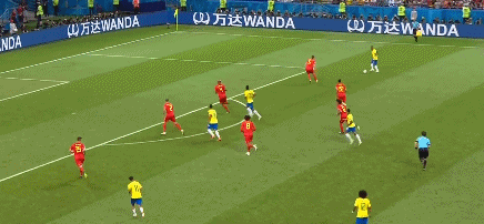 gif-巴西禁区内获破门良机 科斯塔传中被库尔图瓦化解