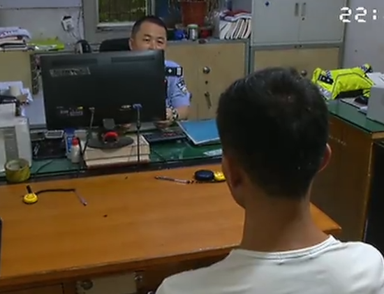 收到女友分手短信 小伙一怒之下开车狂奔撞三车