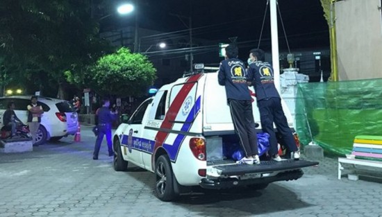 转移遇难者遗体的车辆。摄影：訚睿悦。