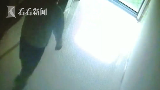 男子女厕所偷拍刚被罚又实施猥亵:突然有这个机会