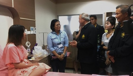 7月7日泰国官方对幸存者的探望。摄影：訚睿悦