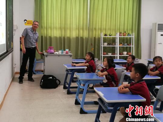 深圳多所民办学校举办开放日活动国际化教育受到市民追捧