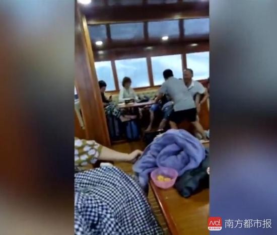 游船倾覆前视频画面截图，舱内近二十名游客没有穿救生衣。图片来自梨视频。