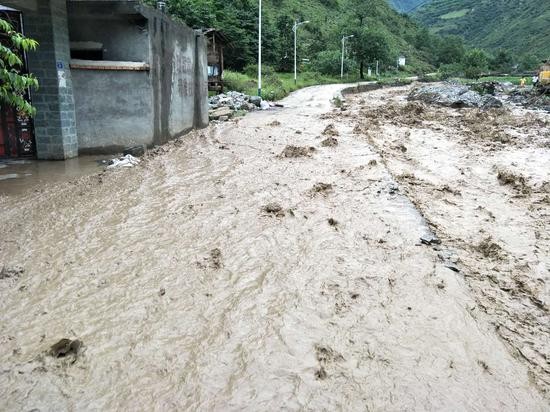 ▲河道改道后，洪水冲进村支书的家