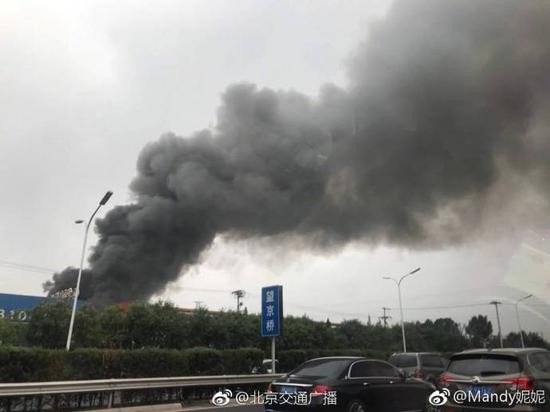 北京北四环着火 中巴车自燃疑似发动机进水引火灾
