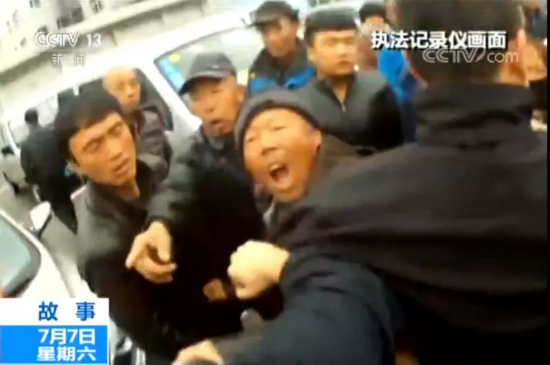 黑老大当贫困村主任打骂不听话村干部 被判20年